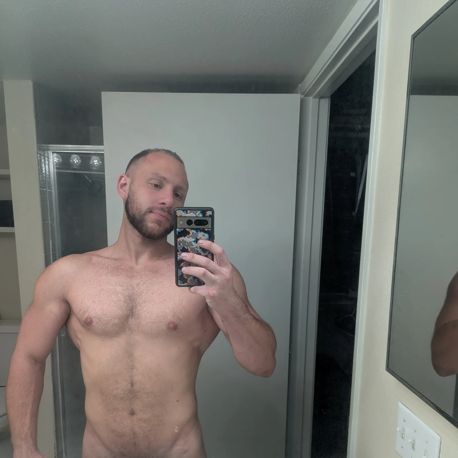 Joey taking a mirror selfie after a couple of years of lifting